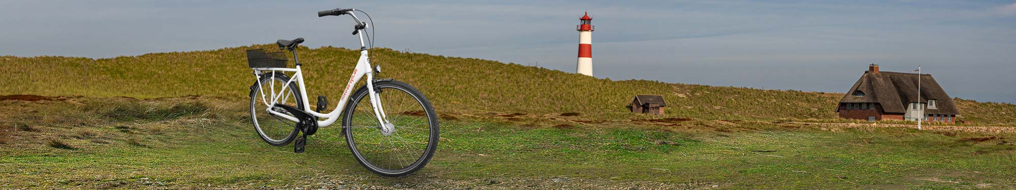 Cityrad vor Dünen mit Leuchtturm auf Sylt