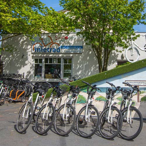 Fahrräder vor unserem Fahrradverleih in Westerland am Bahnhof